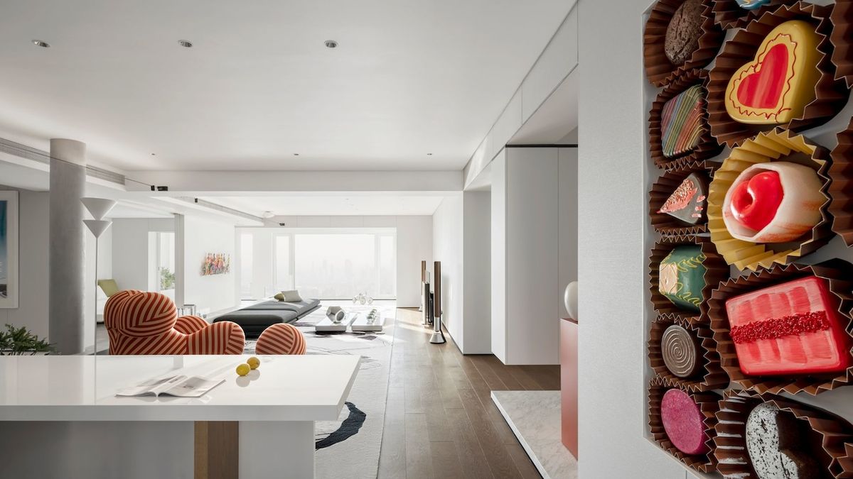 Sladkým šperkem minimalistického bytu je stěna v podobě bonboniéry